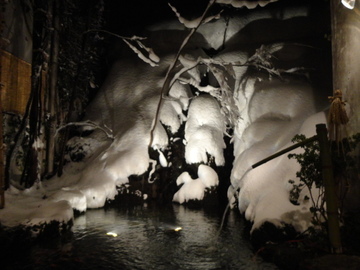 雪やまず