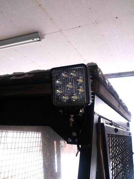 除雪車に作業灯を取り付けました