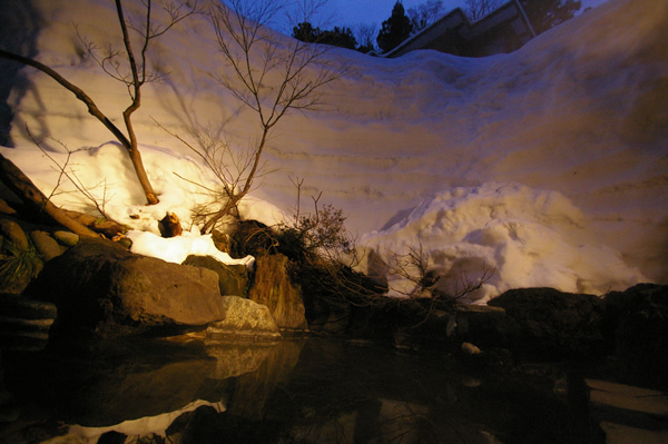 露天風呂の雪壁が凄い