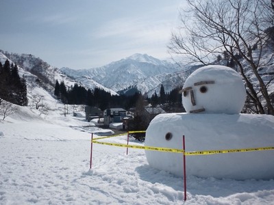 かまくらと雪だるま