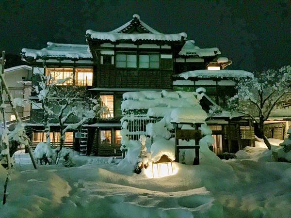 雪やこんこん